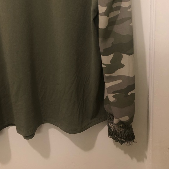 CATO Camo Smocked Sleeve Top Size Medium - Picture 5 of 8